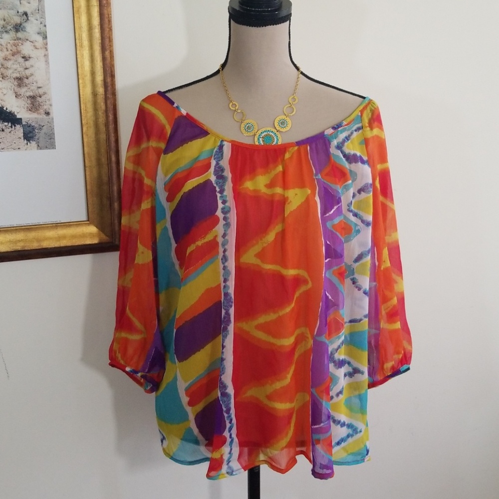 Lola P. Multicolor pattern scoop neck top. Size M